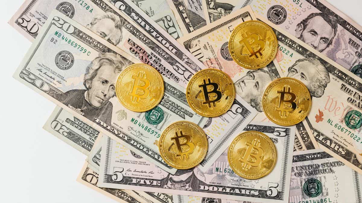 Dinheiro com bitcoin