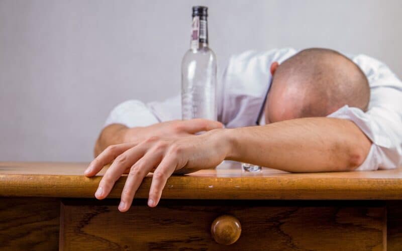 O que o álcool pode causar na vida das pessoas?