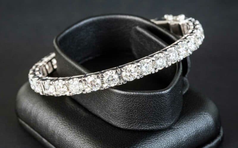 pulseiras de diamantes que toda mulher elegante tem no porta-joias